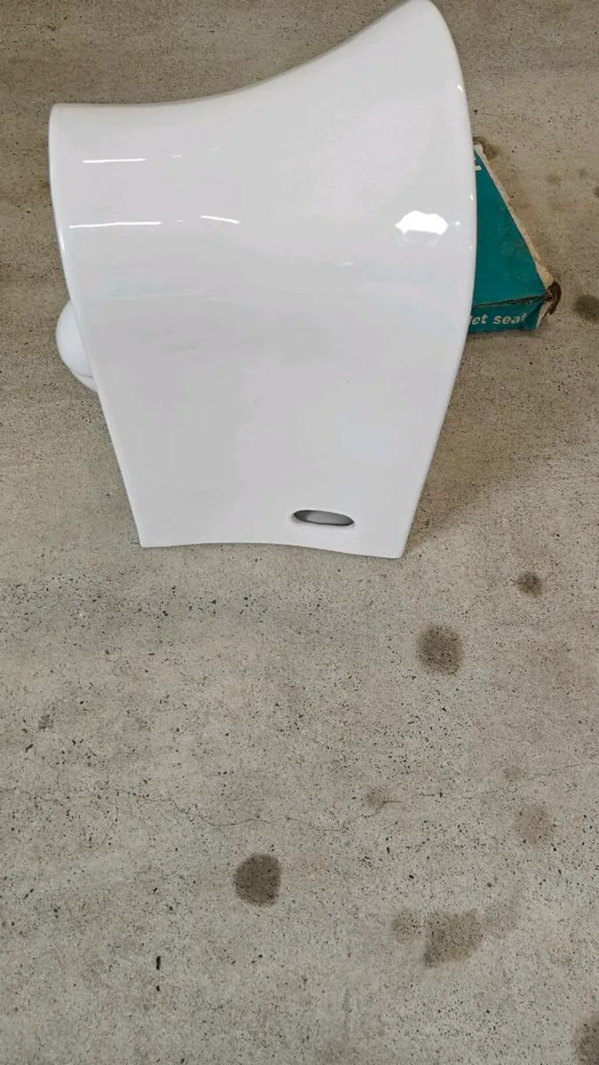 Toilet, toilet seat, towel dryer, bath tap - Image 4