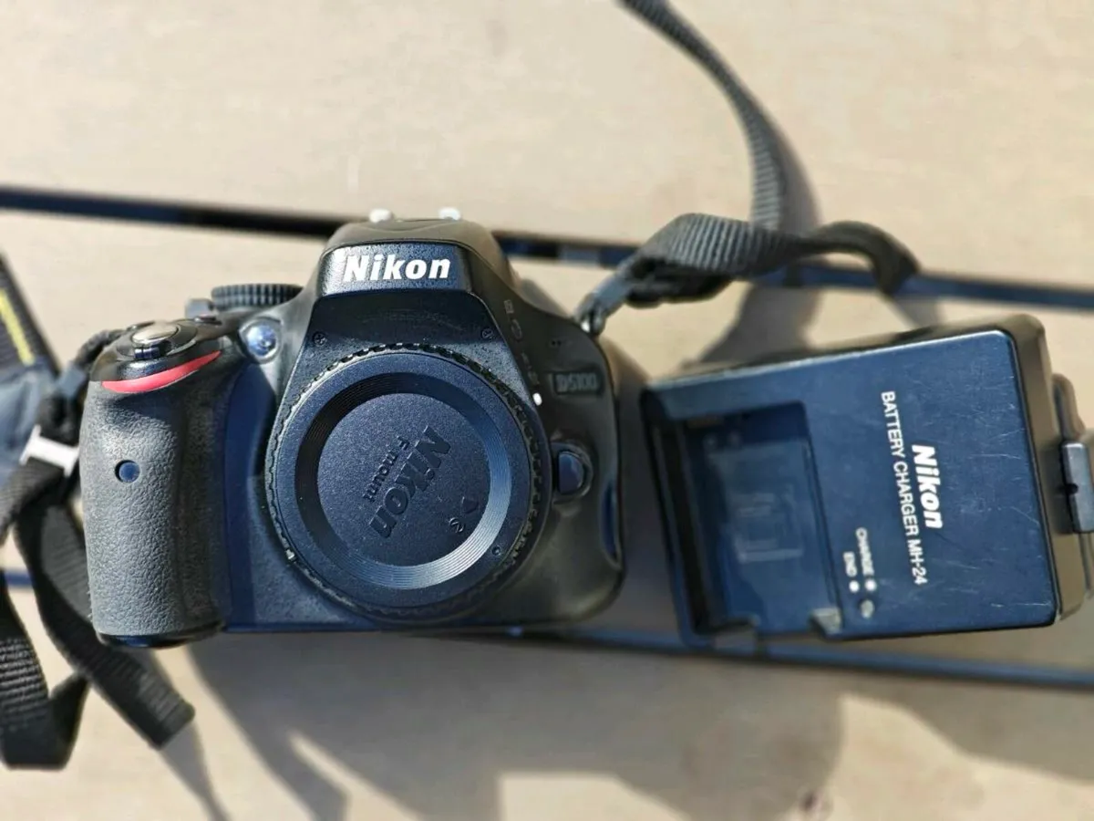 Nikon d5100 body  plus charger - Image 1