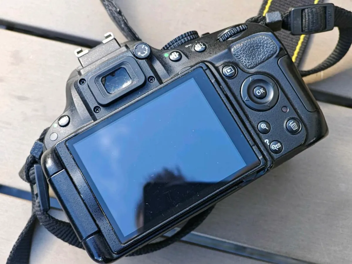 Nikon d5100 body  plus charger - Image 2