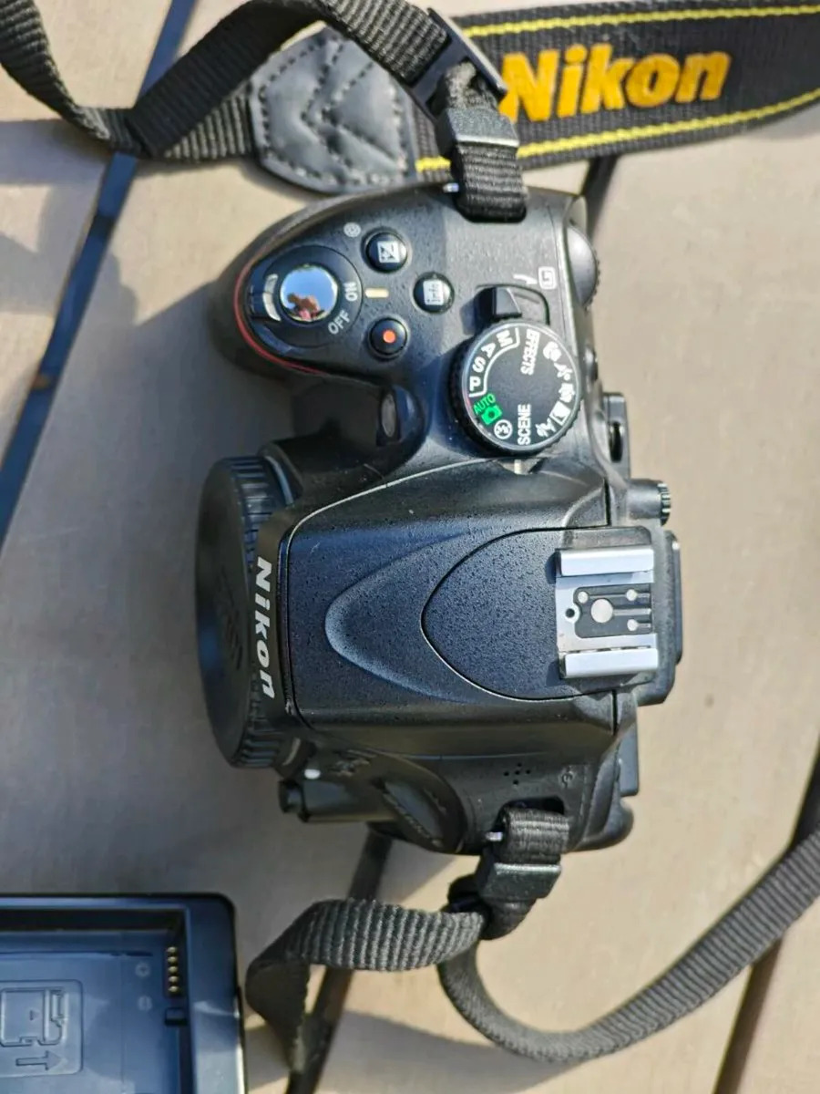 Nikon d5100 body  plus charger - Image 3