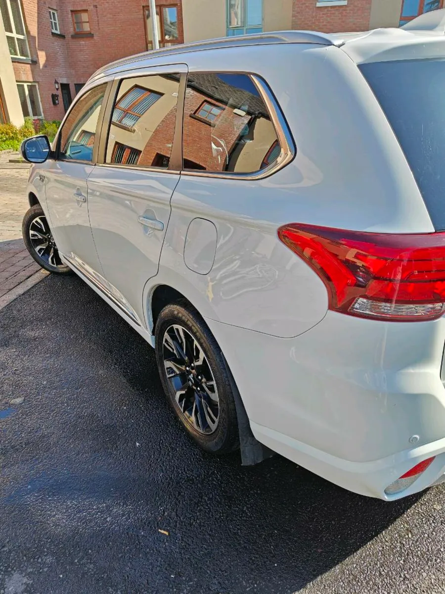 Car - Image 2