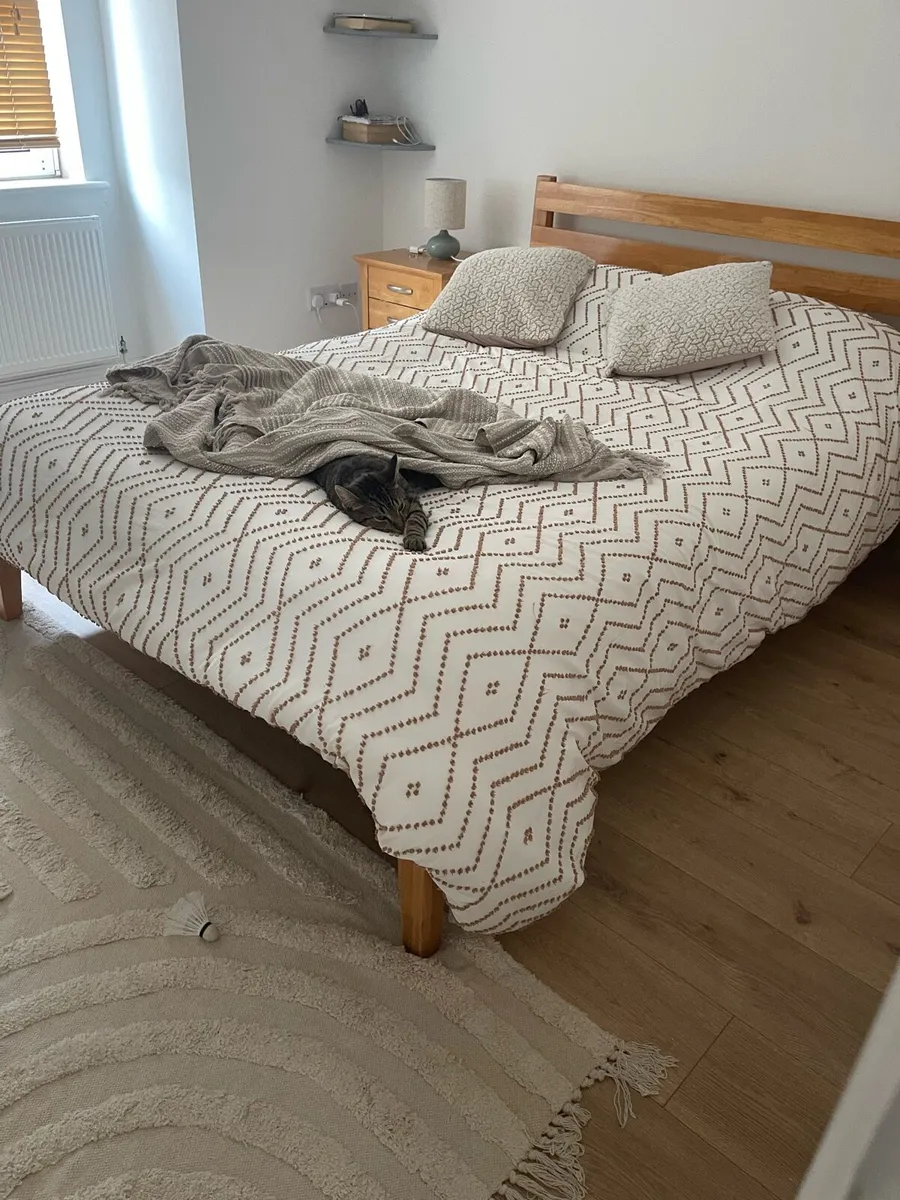 Double bed in wood + 2 side tables + mattress - Image 4