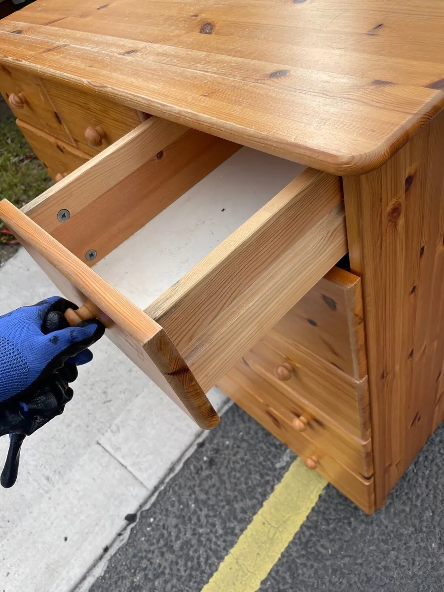 Heavy pine chest of drawer - Image 4