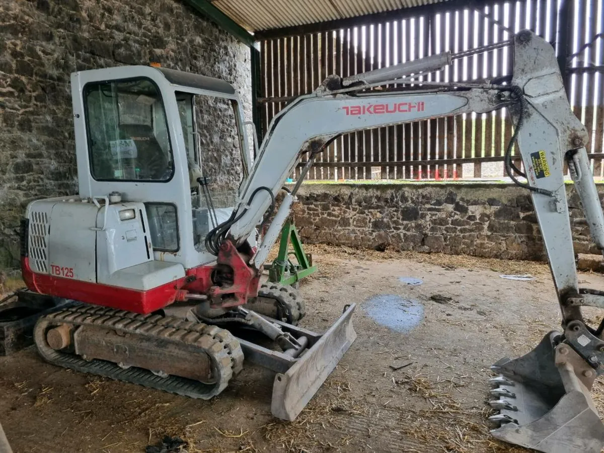 Takeuchii TB125 mini-digger - Image 1