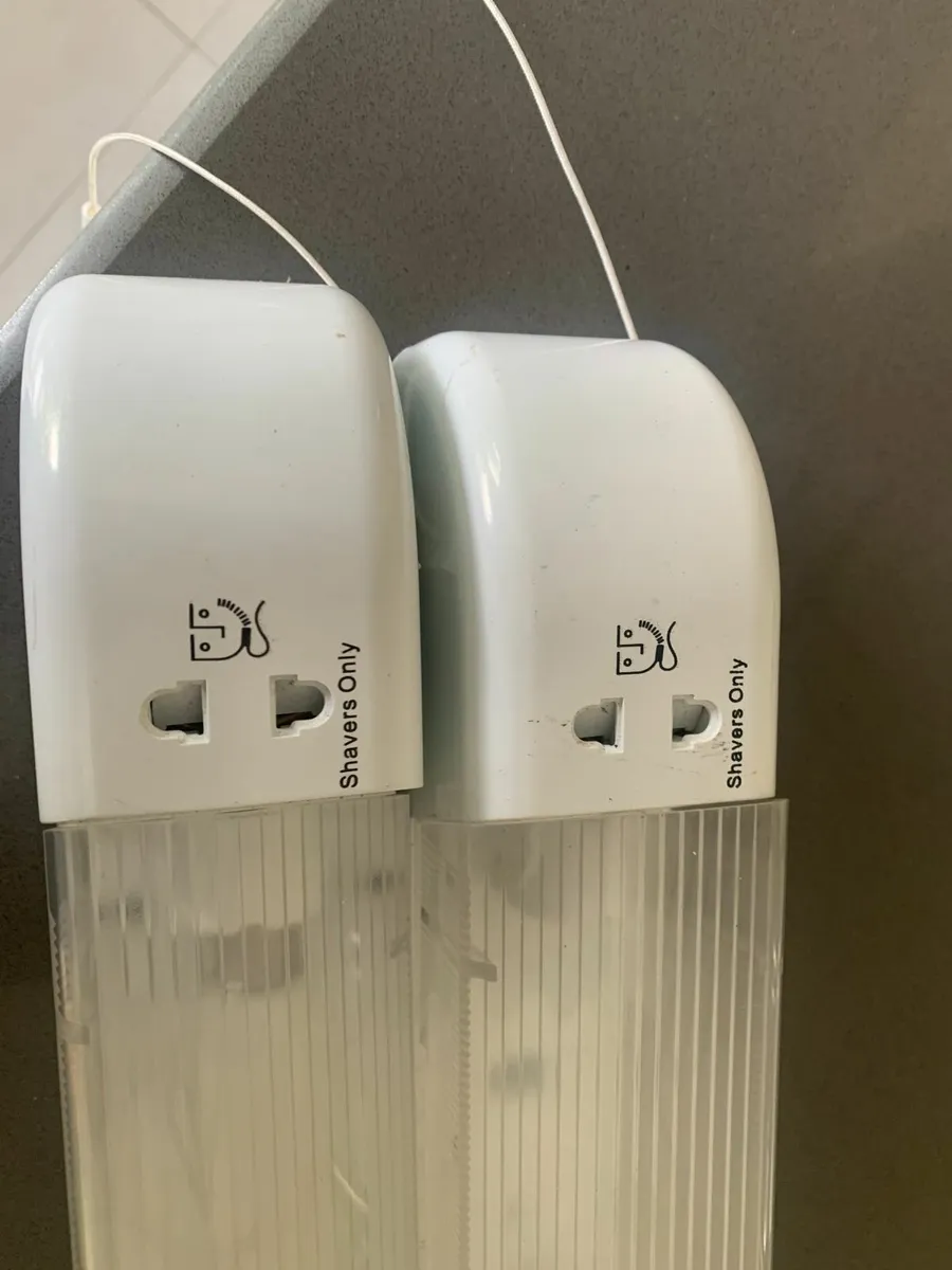 Bathroom electric lights - Image 2