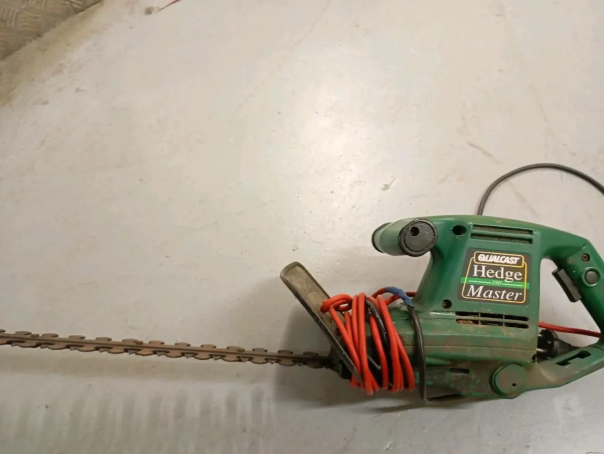 electric hedge saw - Image 1