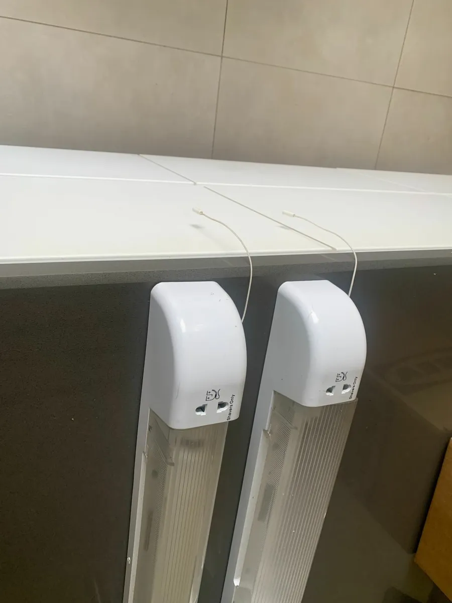 Bathroom electric lights - Image 3