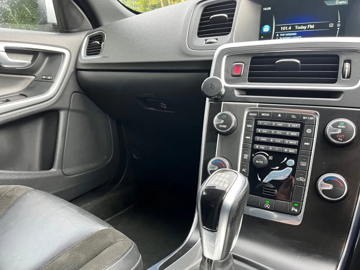 Volvo V60 2015 - Image 2