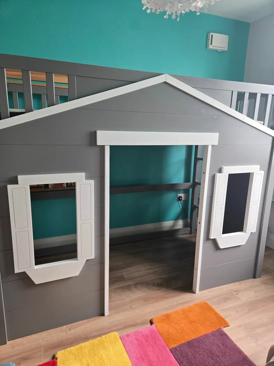 Kids high tree house bed/playhouse - Image 1