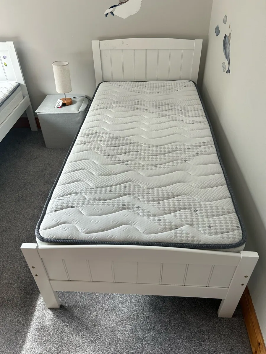 2 single beds with high quality mattresses. - Image 1
