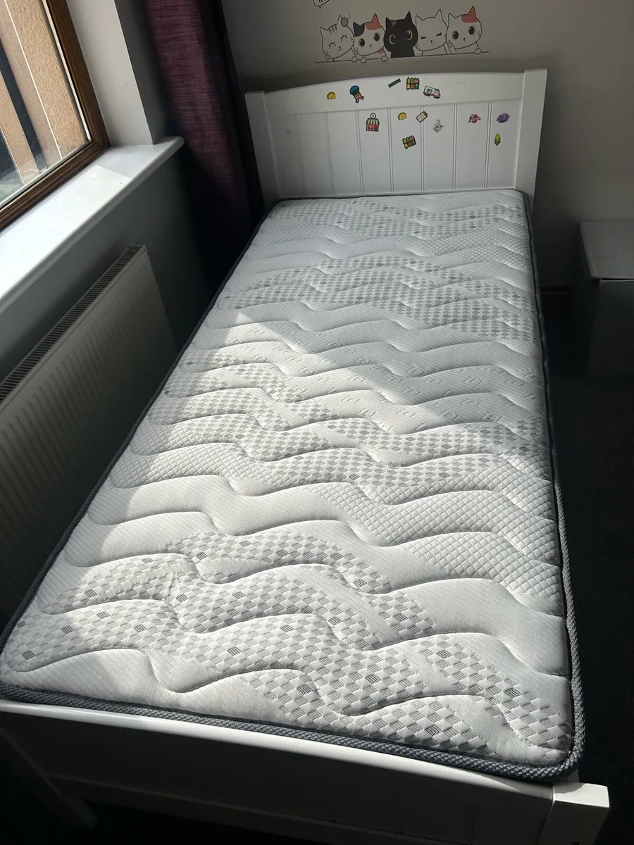 2 single beds with high quality mattresses. - Image 2