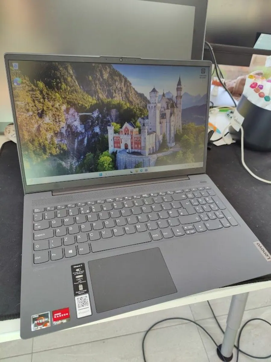 Fast Lenovo laptop Ryzen/8GB/256GB SSD/W11 - Image 1