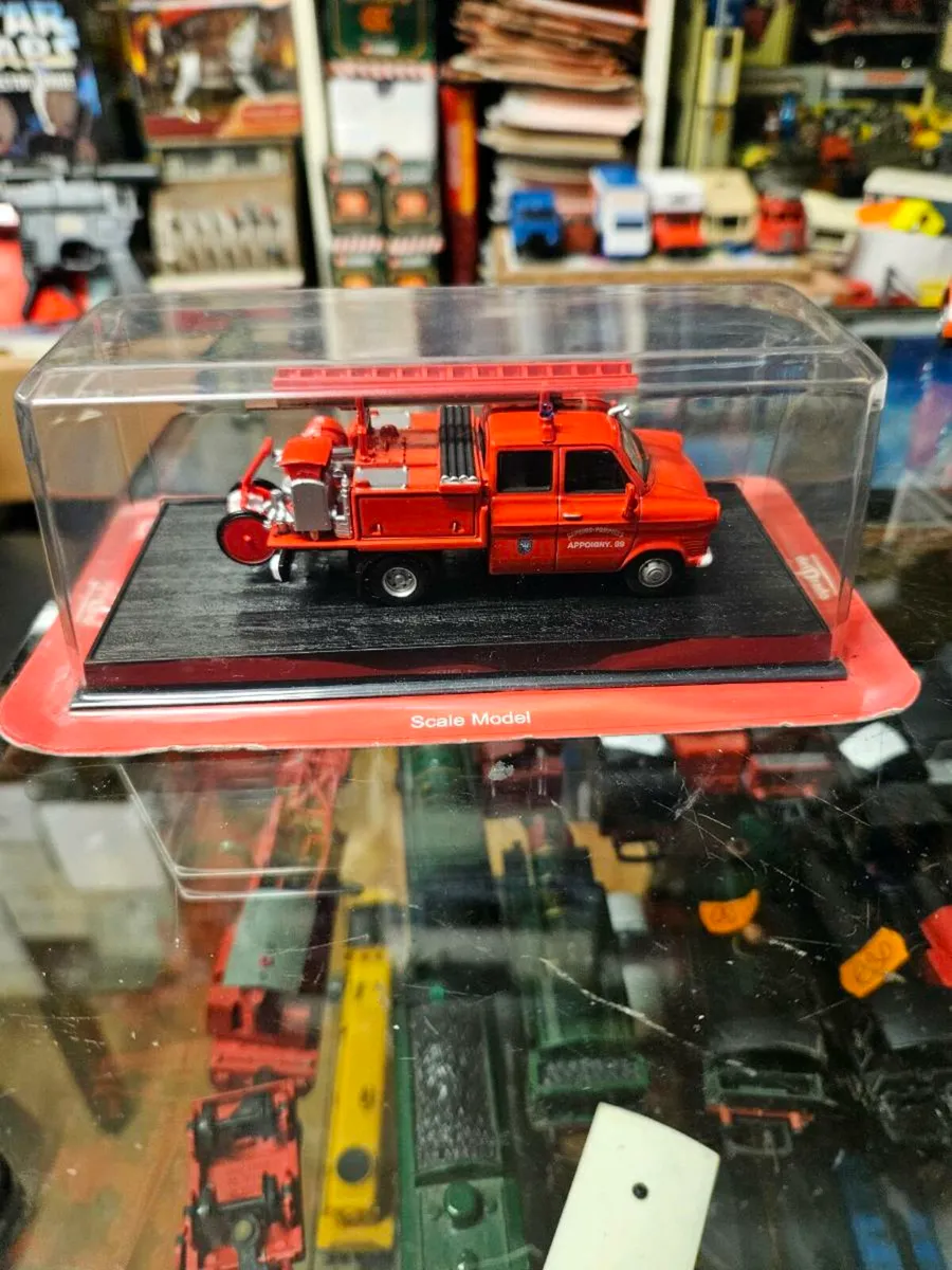 Corgi Atlas Ford Transit Fire Engine - Image 4
