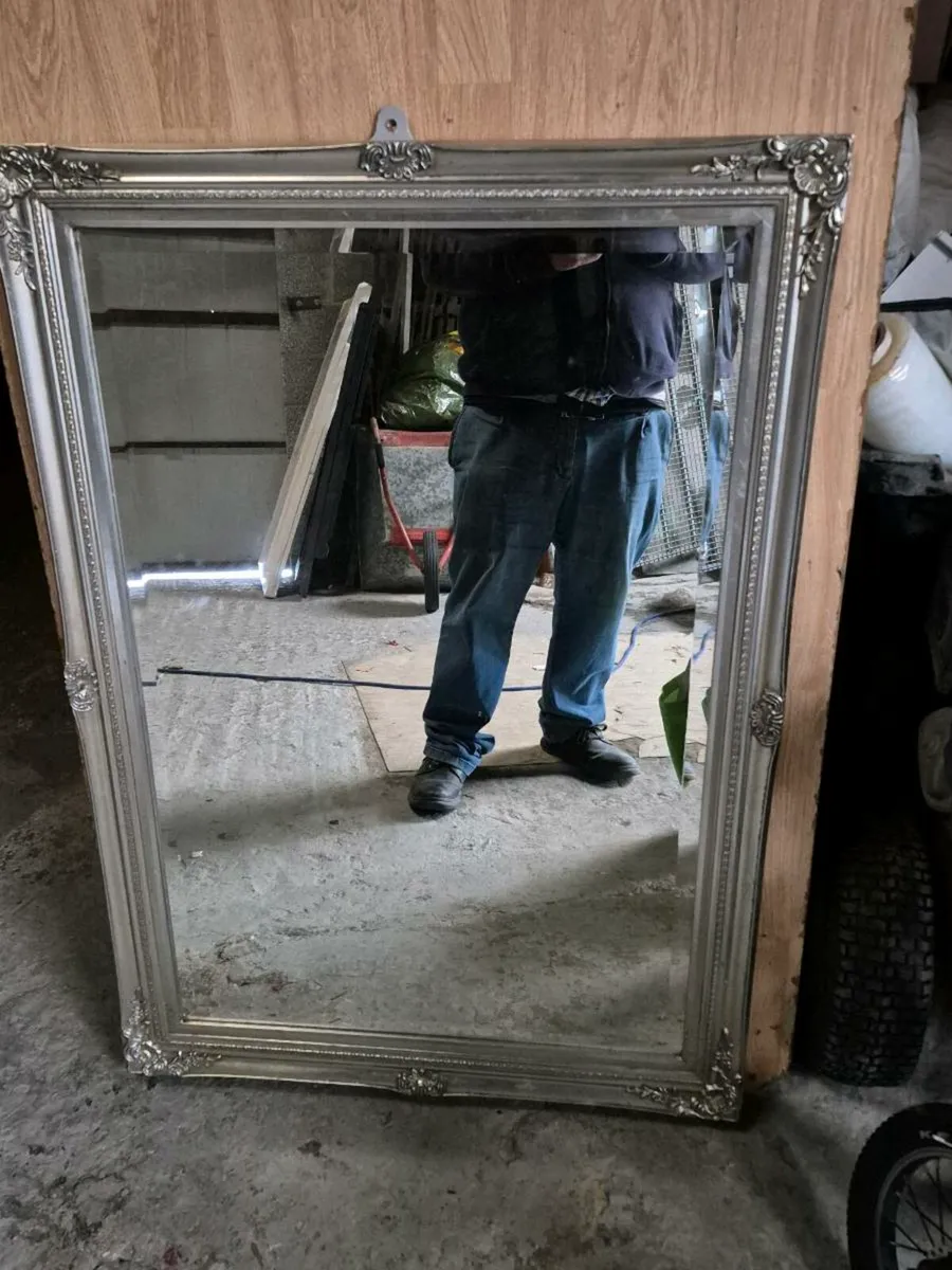 A lovely mirror silver in perfect condition moving - Image 1