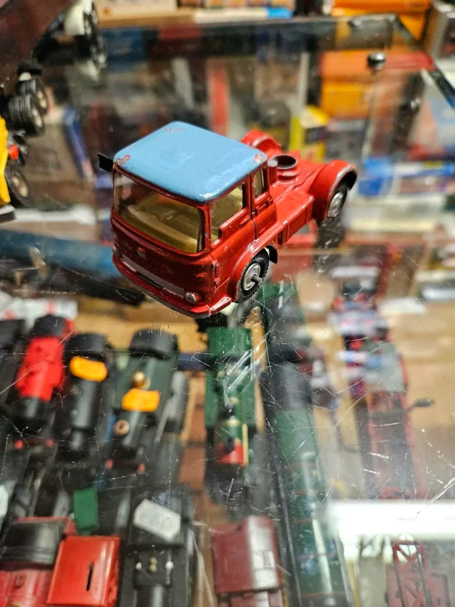 Corgi Chipperfields Circus Truck - Image 1