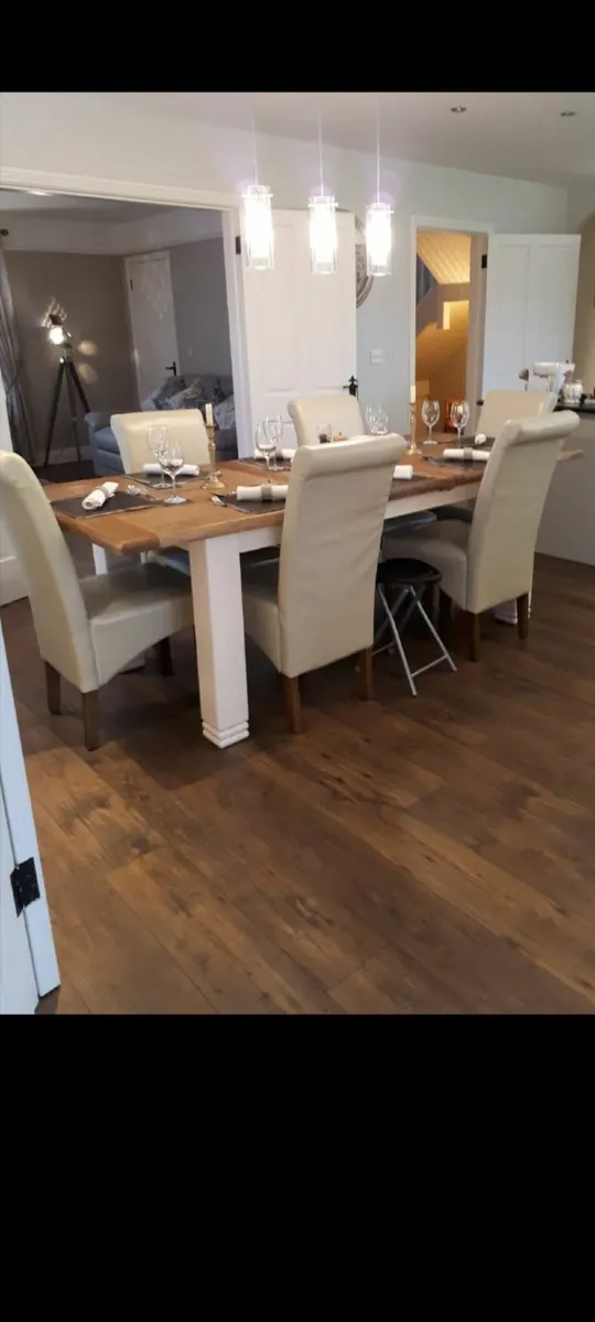 Solid extendable kitchen table and 6 chairs - Image 2