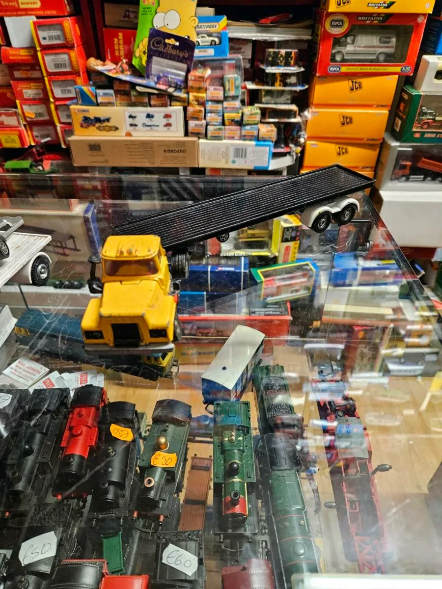 Corgi Mack Tractor Unit and Trailer - Image 1