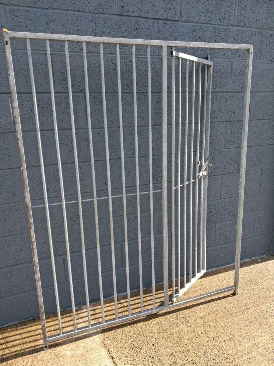Dog pen - Image 1