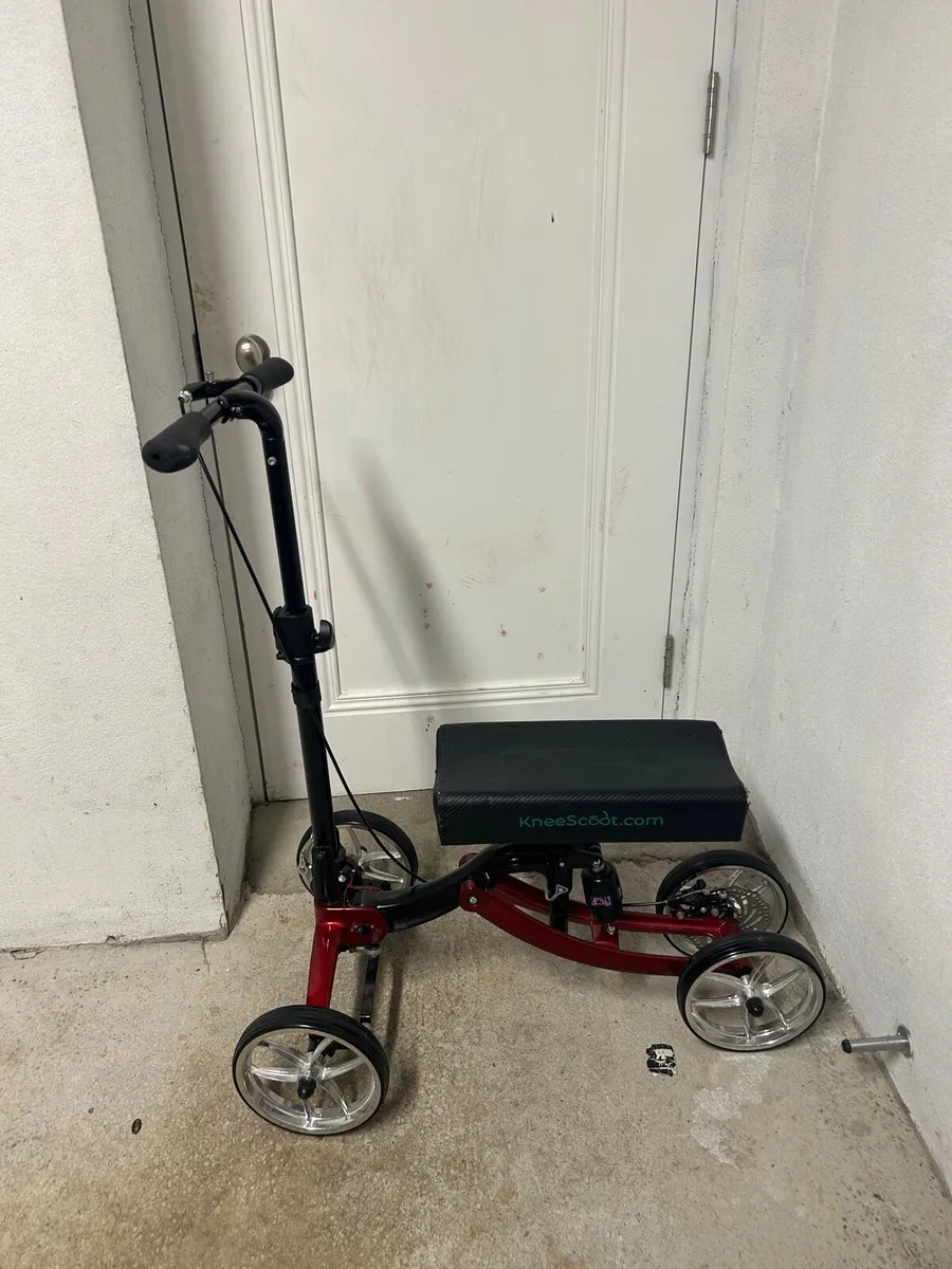 Knee walker/ scooter with brake - Image 1