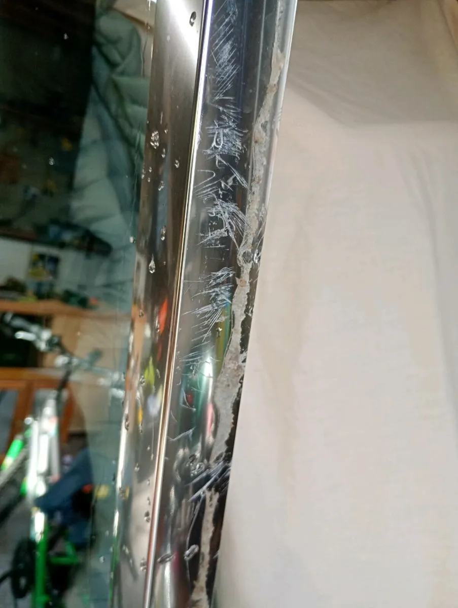 Glass chrome-framed shower door - Image 2