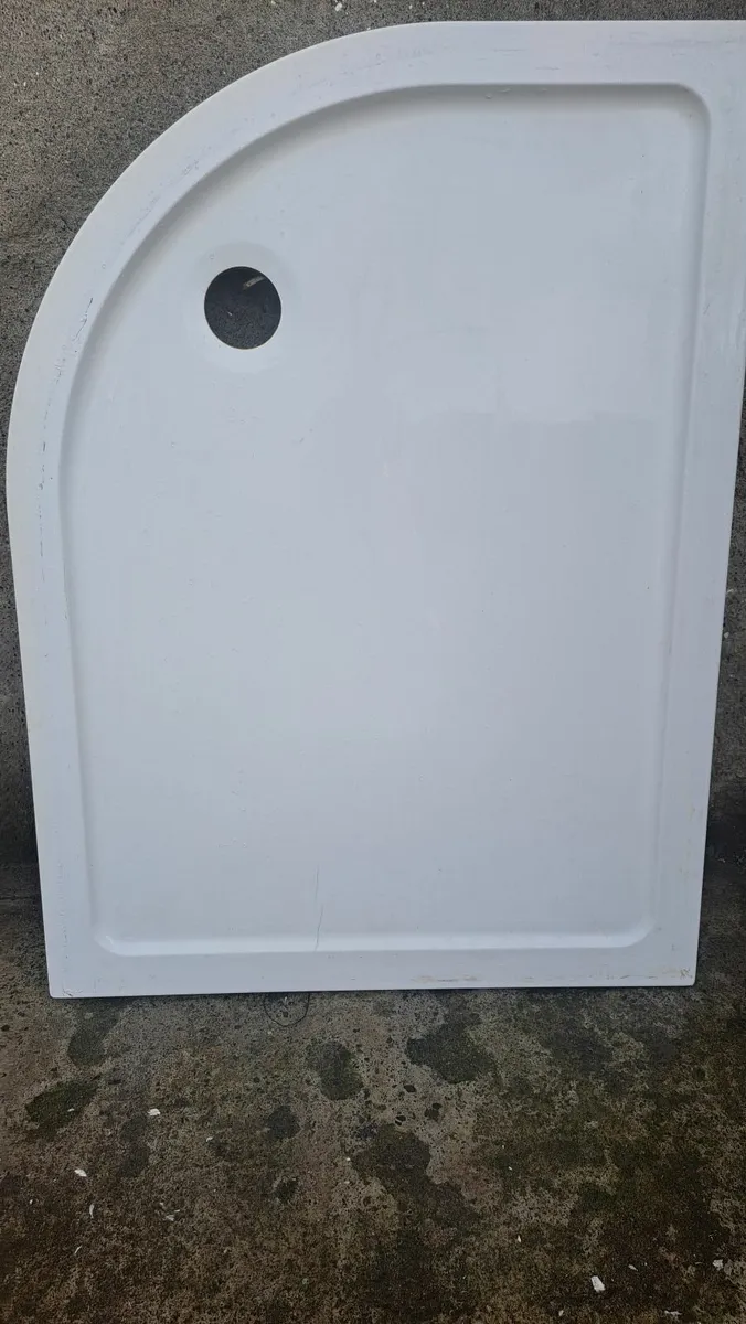 Shower tray and bath - Image 2
