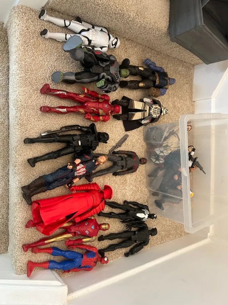Avengers/Star Wars Box of Toys - Image 3
