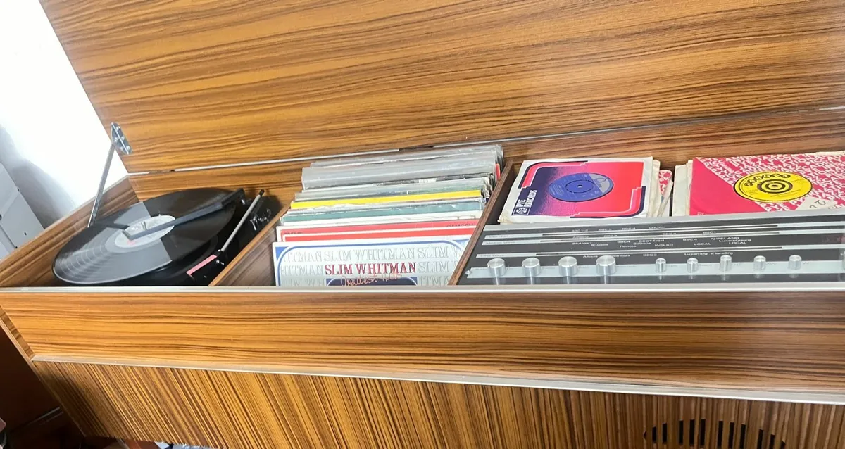 Radiogram with selection of 7' and 12' records - Image 1
