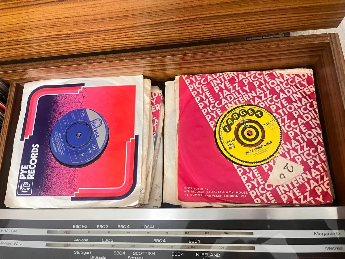 Radiogram with selection of 7' and 12' records - Image 2