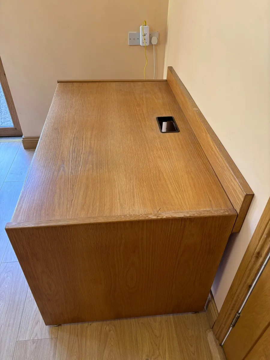 Office desk - Image 2