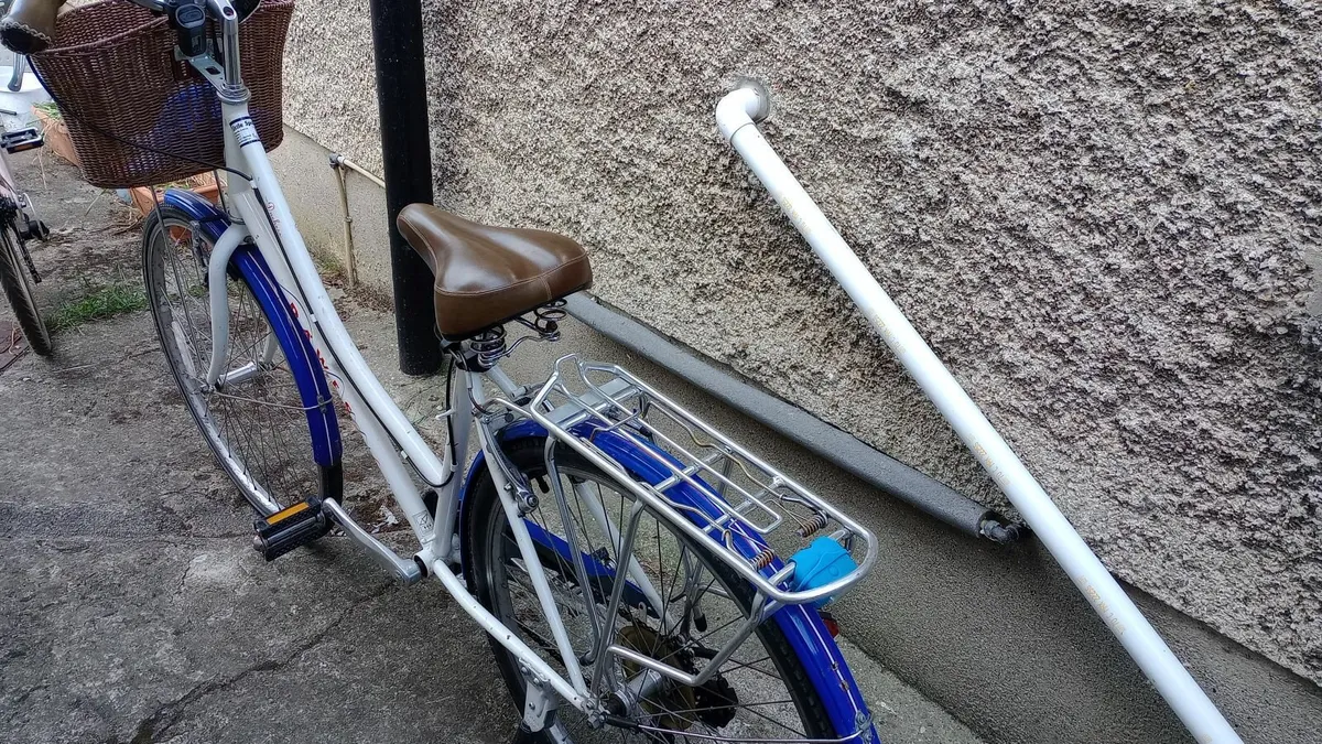 Ladies blue & white bike - Image 3