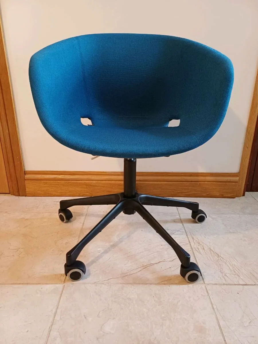 UNI-KA Swivel Armchair ET AL - Image 1