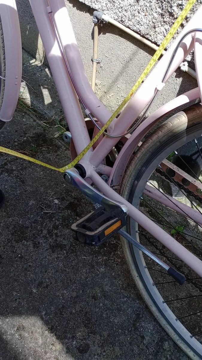 Ladies pink bike - Image 2