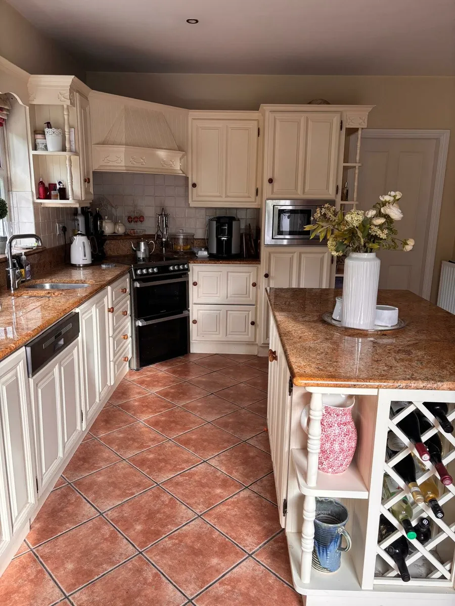 Cream Solid Oak Kitchen - Image 1