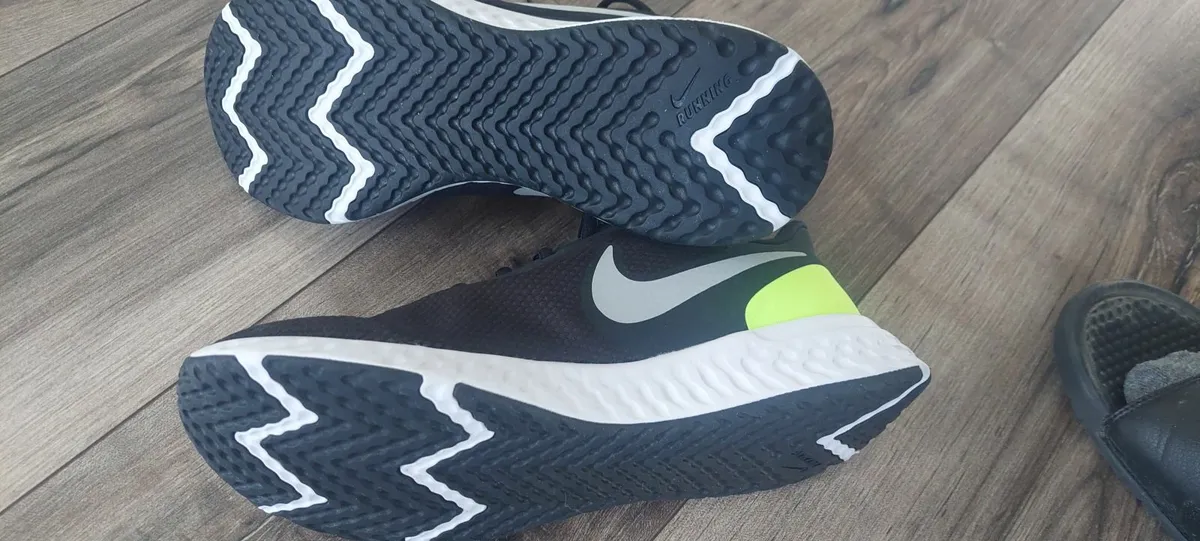 Mens nike running shoes - Image 2