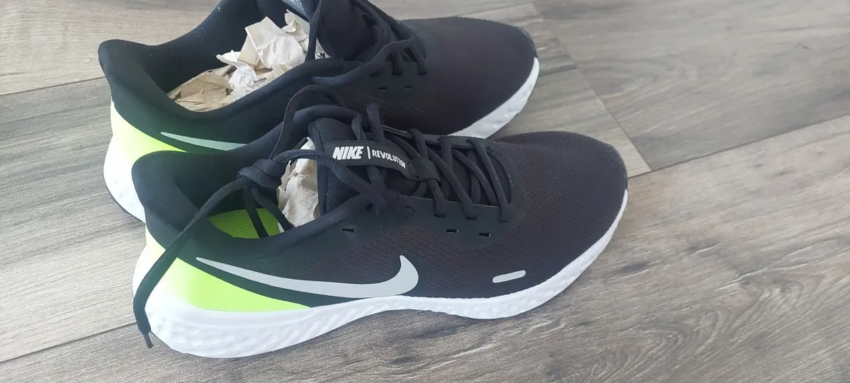 Mens nike running shoes - Image 1