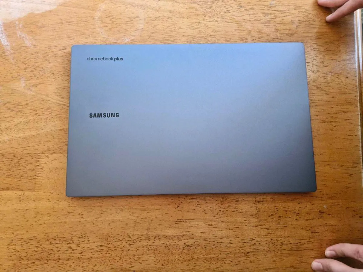 Samsung Galaxy ChromeBook Plus Core 5-120U 1.4 GHz - Image 1