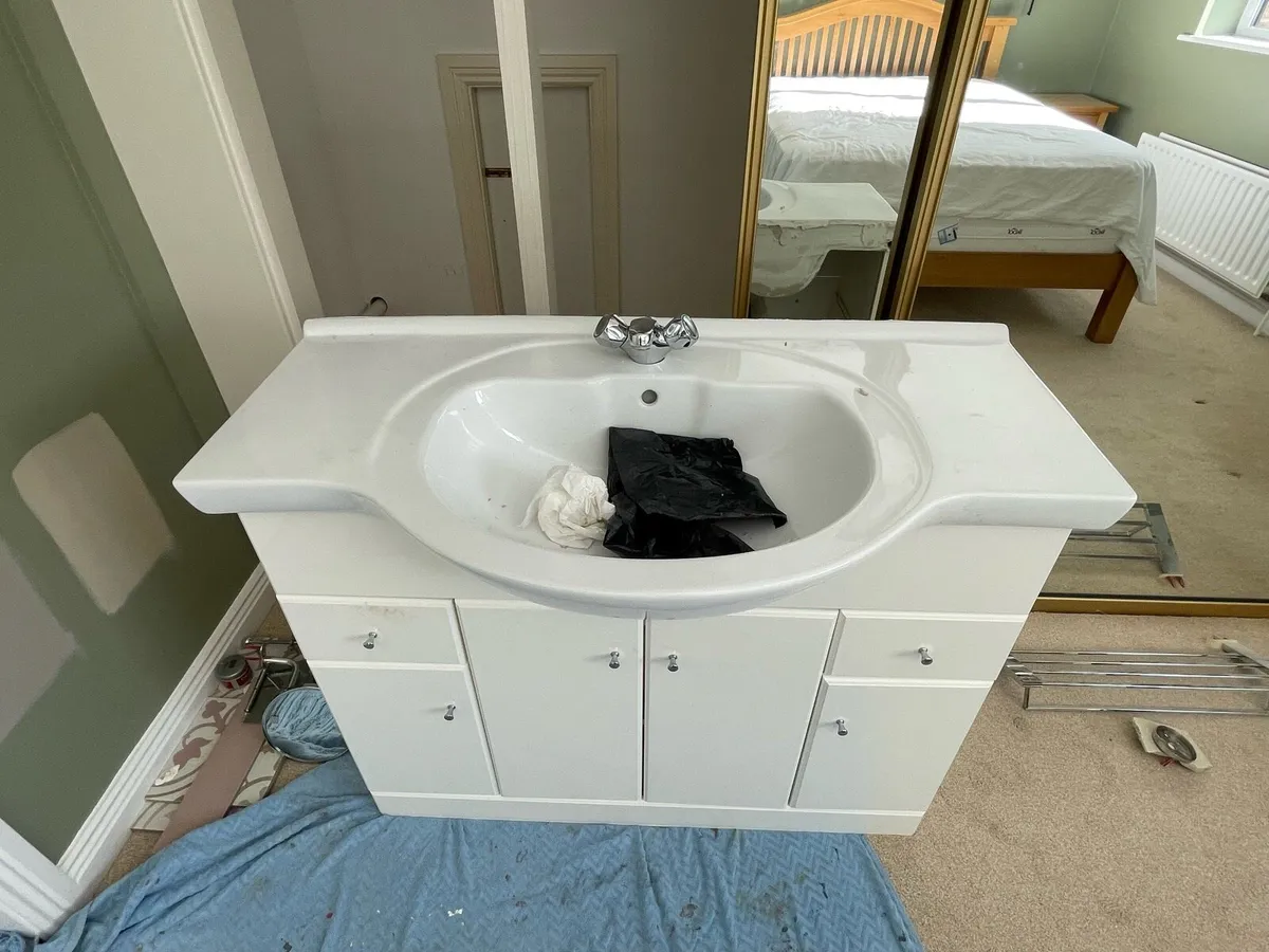 Bathroom suite - Image 2
