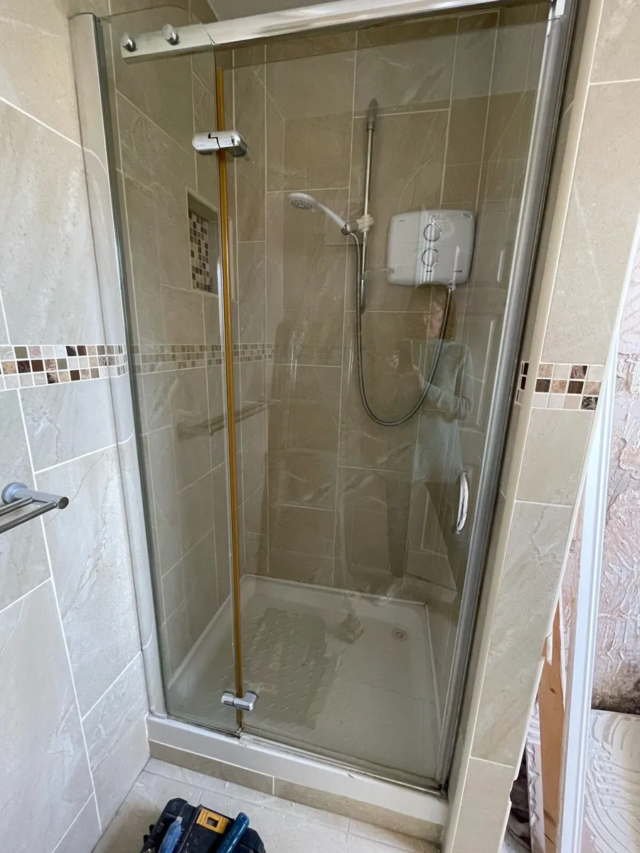Bathroom suite - Image 4
