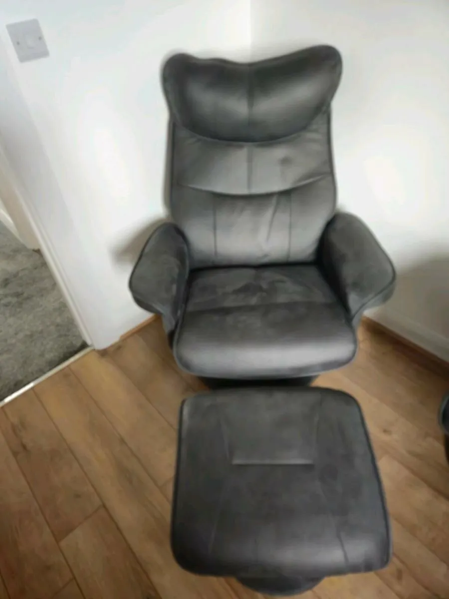 Two Levi recliner sets (recliner plus foot stool) - Image 1