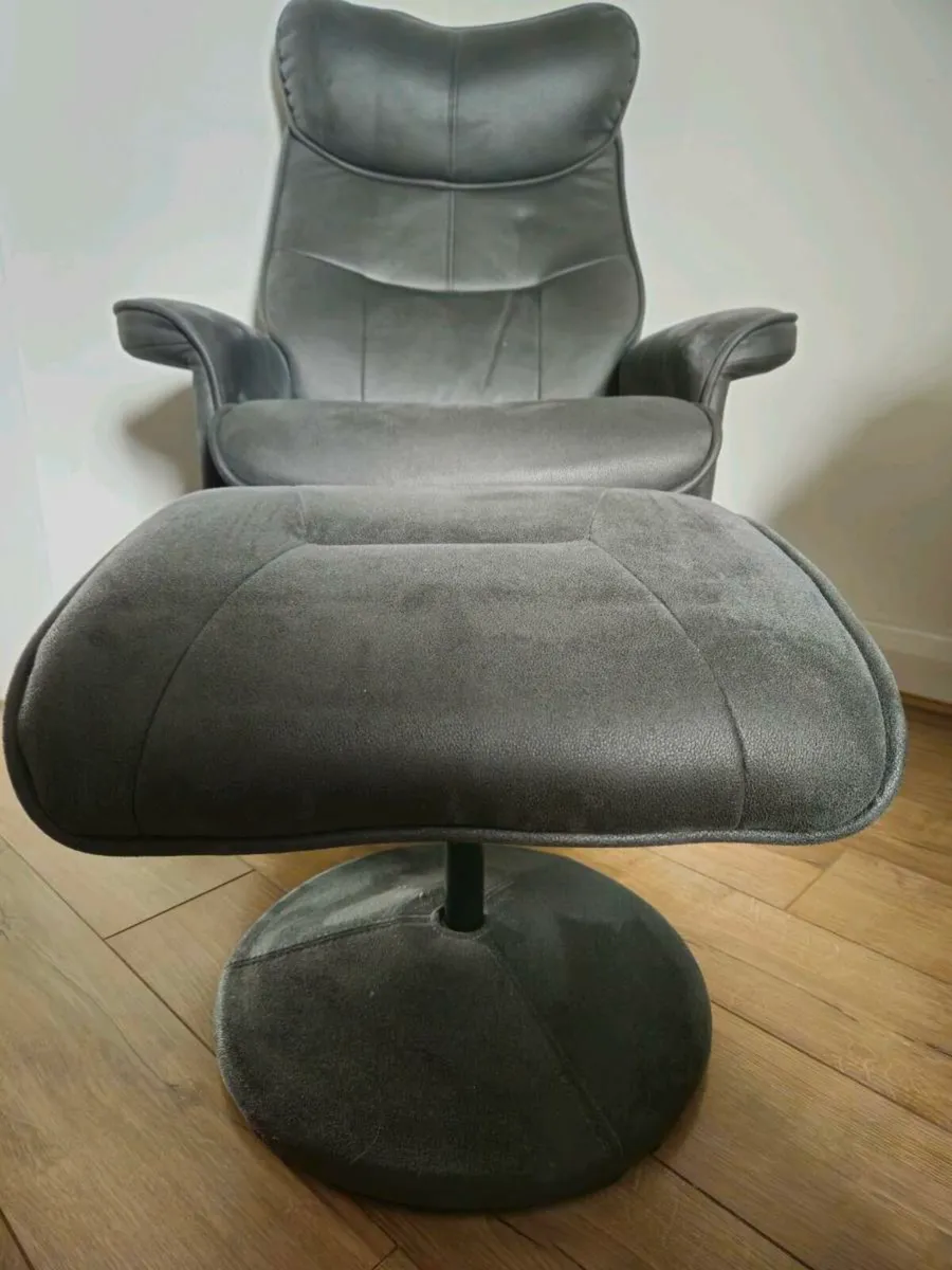 Two Levi recliner sets (recliner plus foot stool) - Image 2