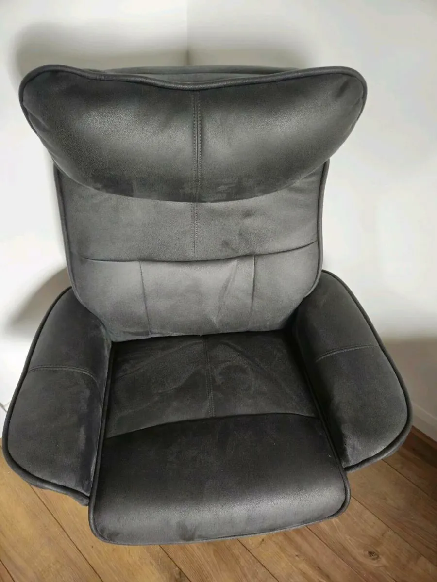 Two Levi recliner sets (recliner plus foot stool) - Image 4