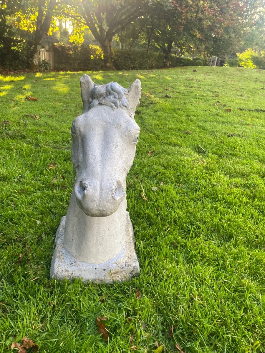 Concrete horse heads - Image 2
