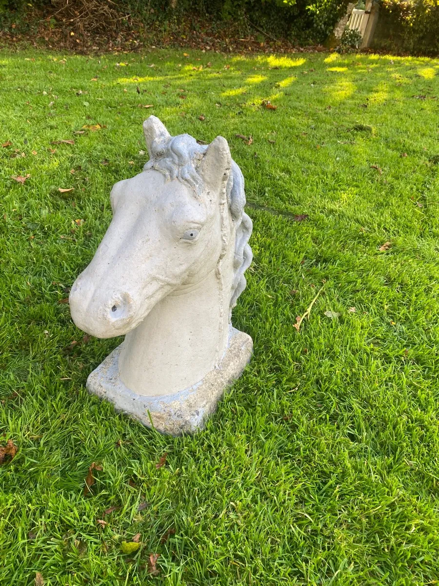 Concrete horse heads - Image 3
