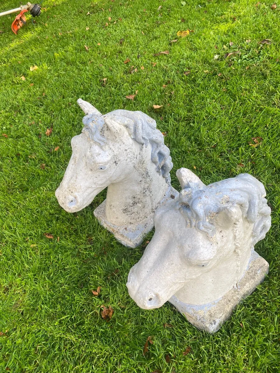 Concrete horse heads - Image 4