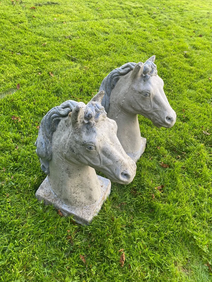 Concrete horse heads - Image 1
