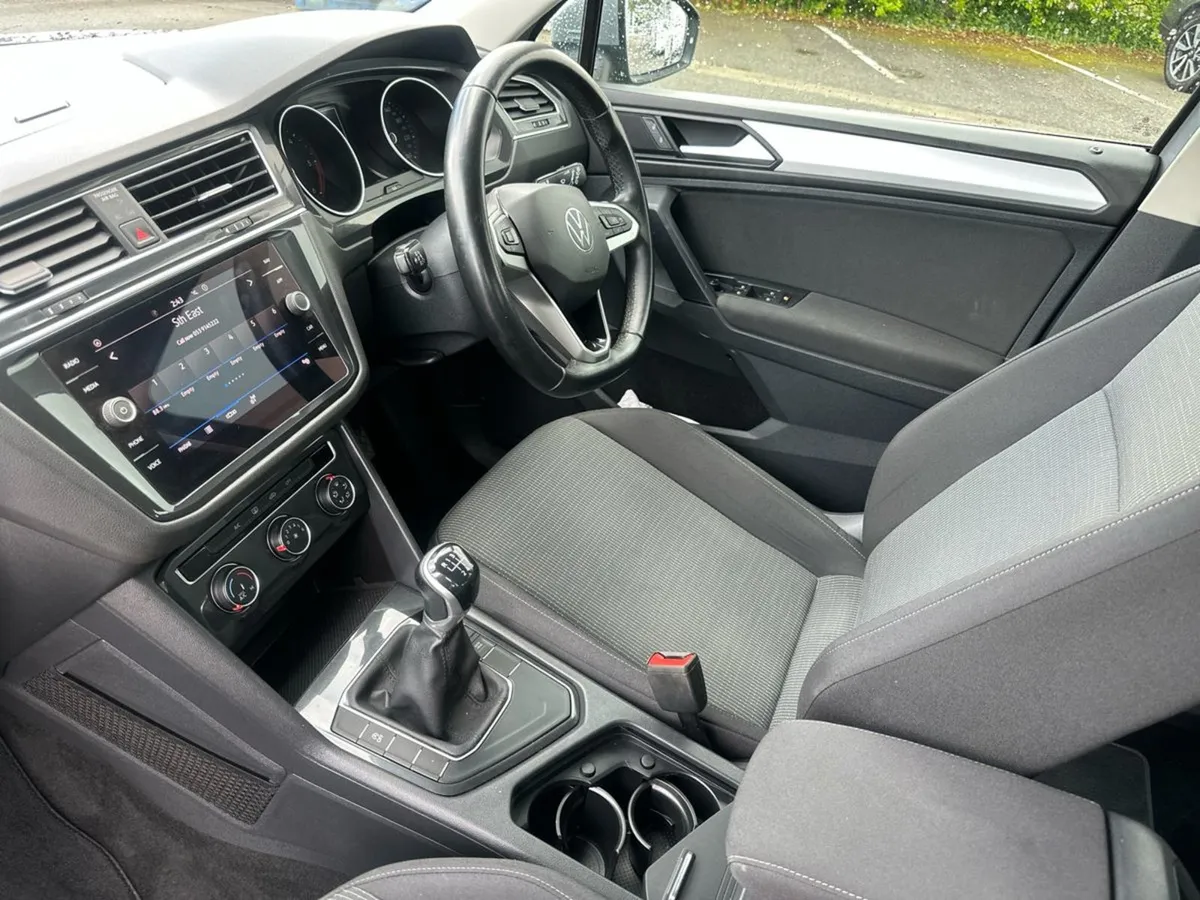 Volkswagen Tiguan 2.0tdi 122HP Manual - Image 3