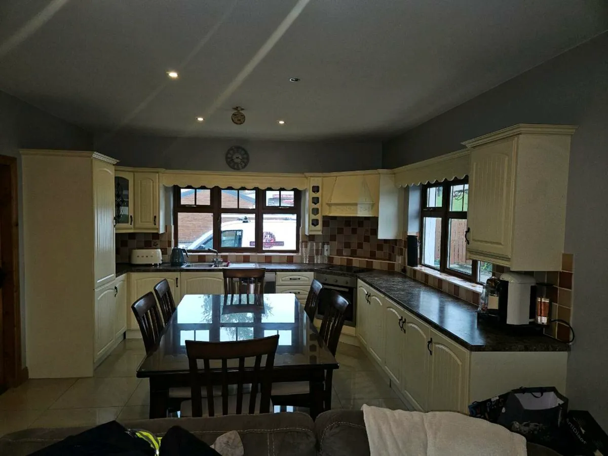 Kitchen with appliances - Image 1