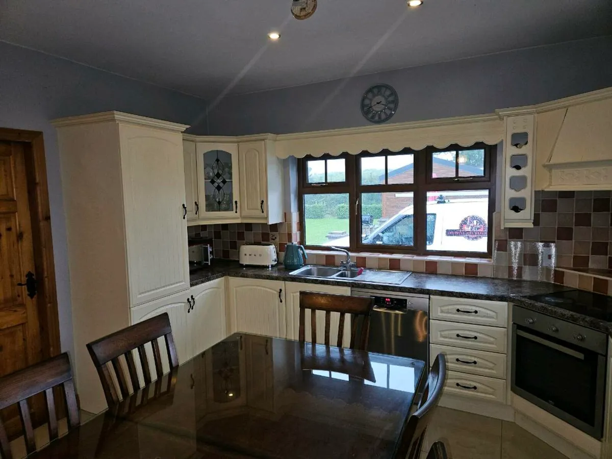 Kitchen with appliances - Image 2