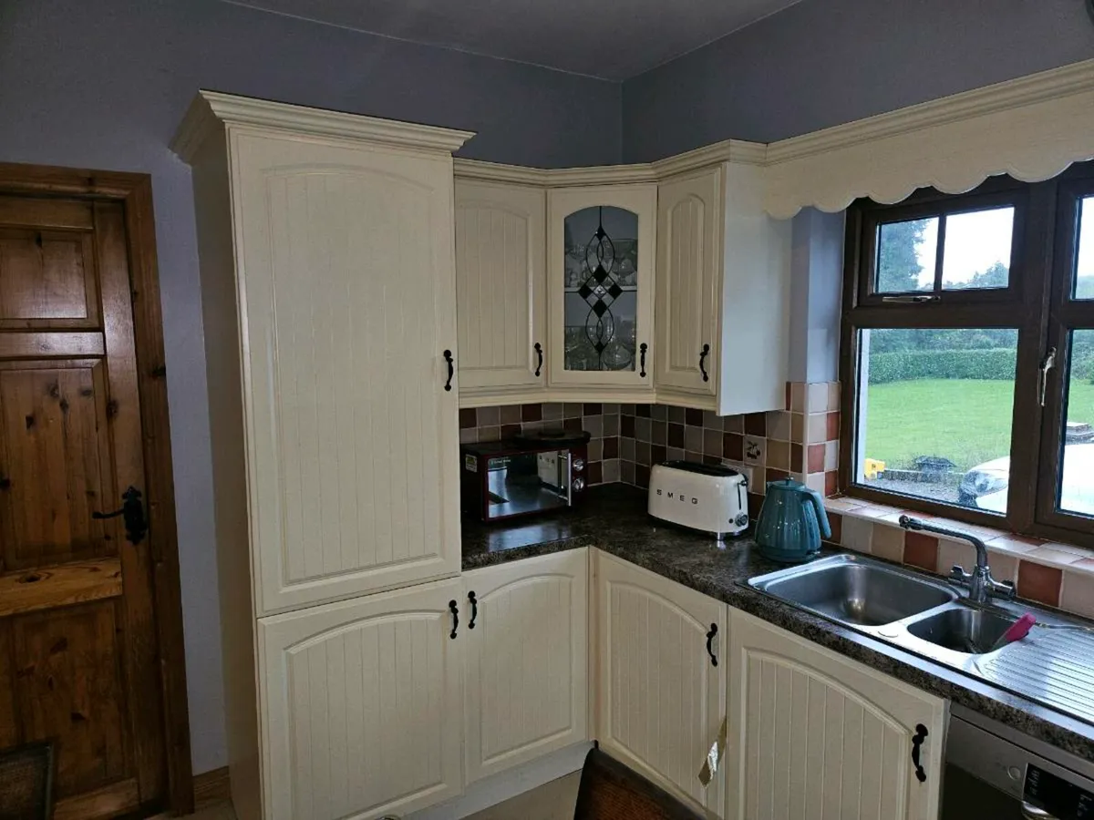 Kitchen with appliances - Image 3