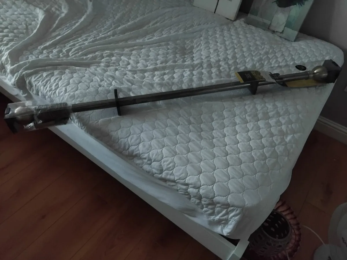 Curtain pole - Image 1